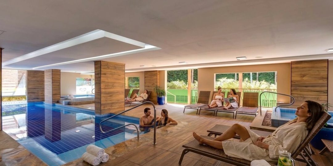 Pessoas_relaxando_na_piscina_202609091437